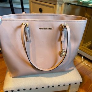 Michael Khors bag good condition. A little worn.